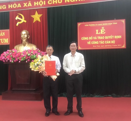 Trao quyết định bổ nhiệm công chức thuộc Văn phòng Ủy ban nhân dân tỉnh