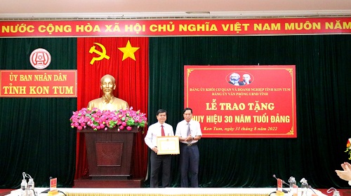 Đảng Ủy Văn phòng Ủy ban nhân dân tỉnh tổ chức trao tặng Huy hiệu 30 năm tuổi Đảng