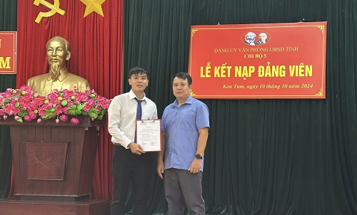 Chi bộ 5 tổ chức Lễ Kết nạp đảng viên