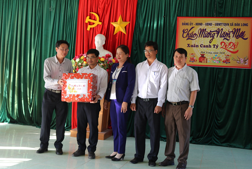 Văn phòng Ủy ban nhân dân tỉnh và Chi nhánh Xăng dầu Kon Tum thăm, chúc Tết xã biên giới Đăk Long và các Đồn Biên phòng trên địa bàn xã Đăk Long, huyện Đăk Glei