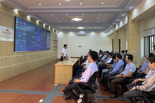 Đoàn cán bộ, công chức, viên chức ngành giáo dục thăm quan Trung tâm Điều hành thông minh tỉnh Kon Tum
