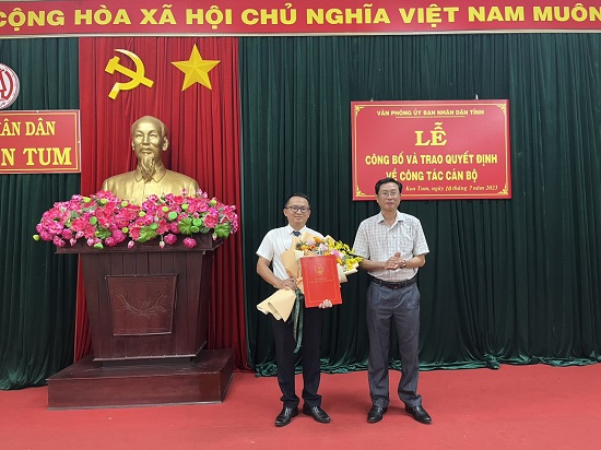 Trao quyết định bổ nhiệm công chức thuộc Văn phòng Ủy ban nhân dân tỉnh
