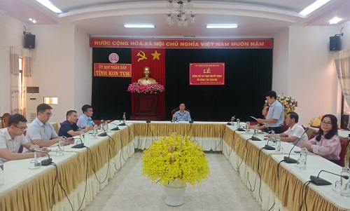 Trao quyết định bổ nhiệm công chức thuộc Văn phòng Ủy ban nhân dân tỉnh